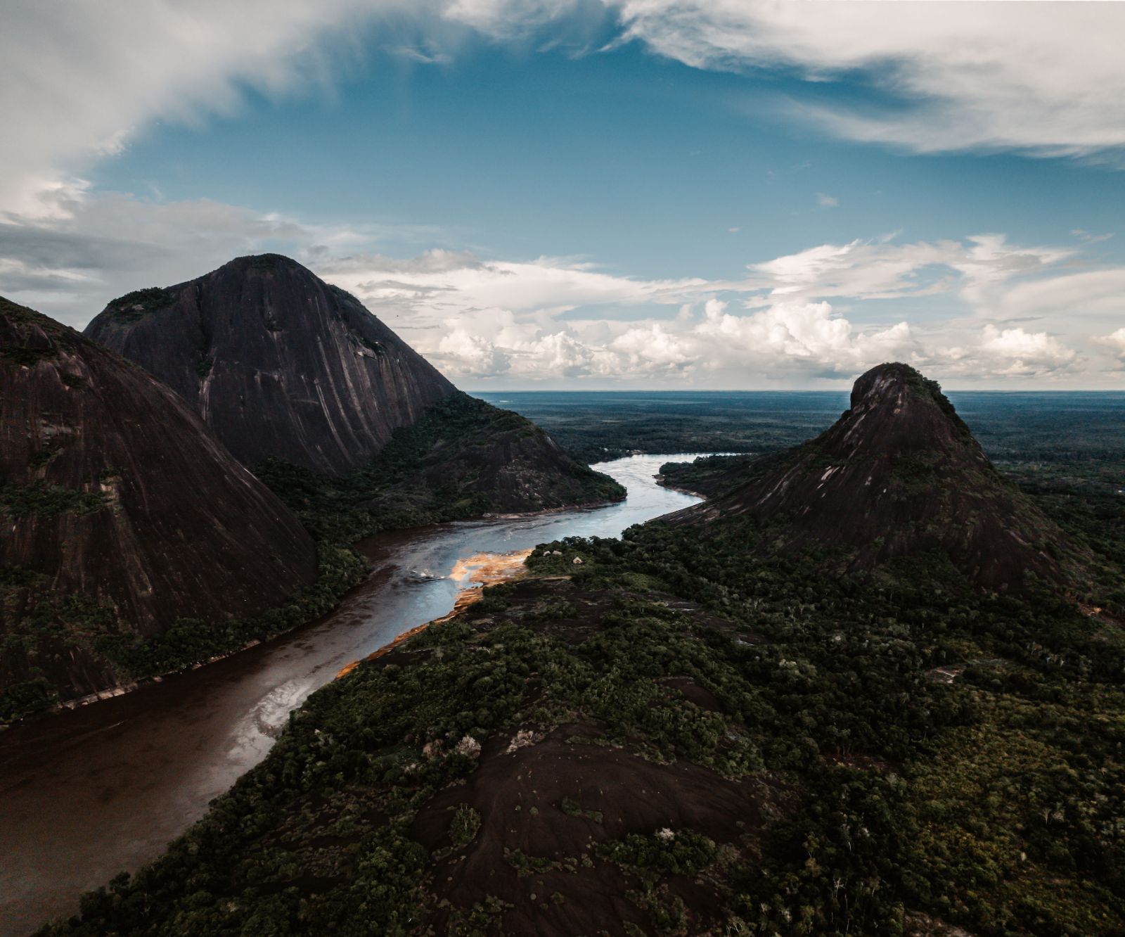 Río entre la selva de Guainía visto desde el aire