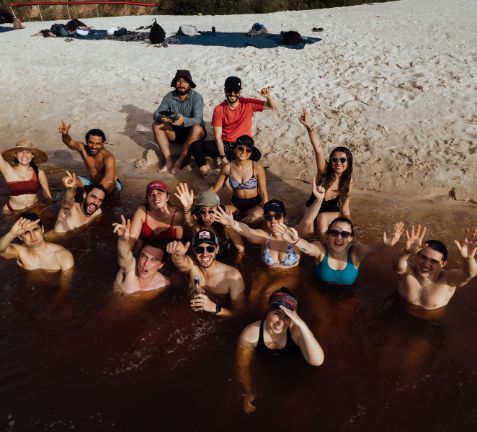Viajeros bañándose en las aguas rojas del Guainía