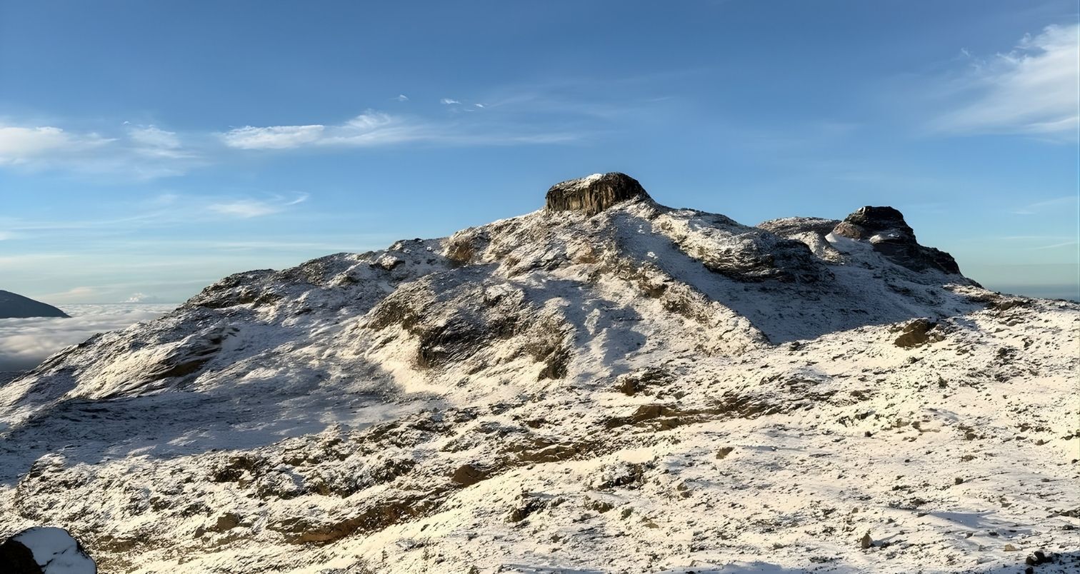 Cumbre nevada del Nevado Santa Isabel