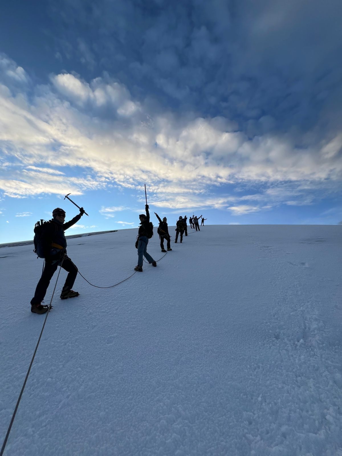 Cordada caminando sobre la nieve