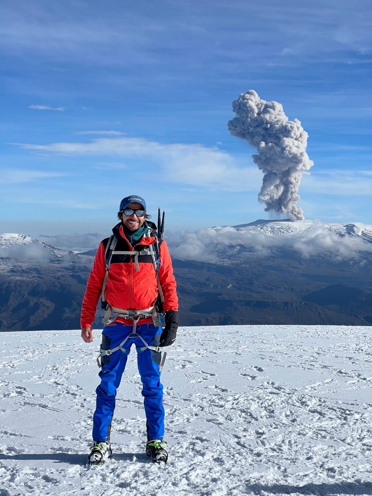 Montañista con el Nevado del Ruiz al fondo