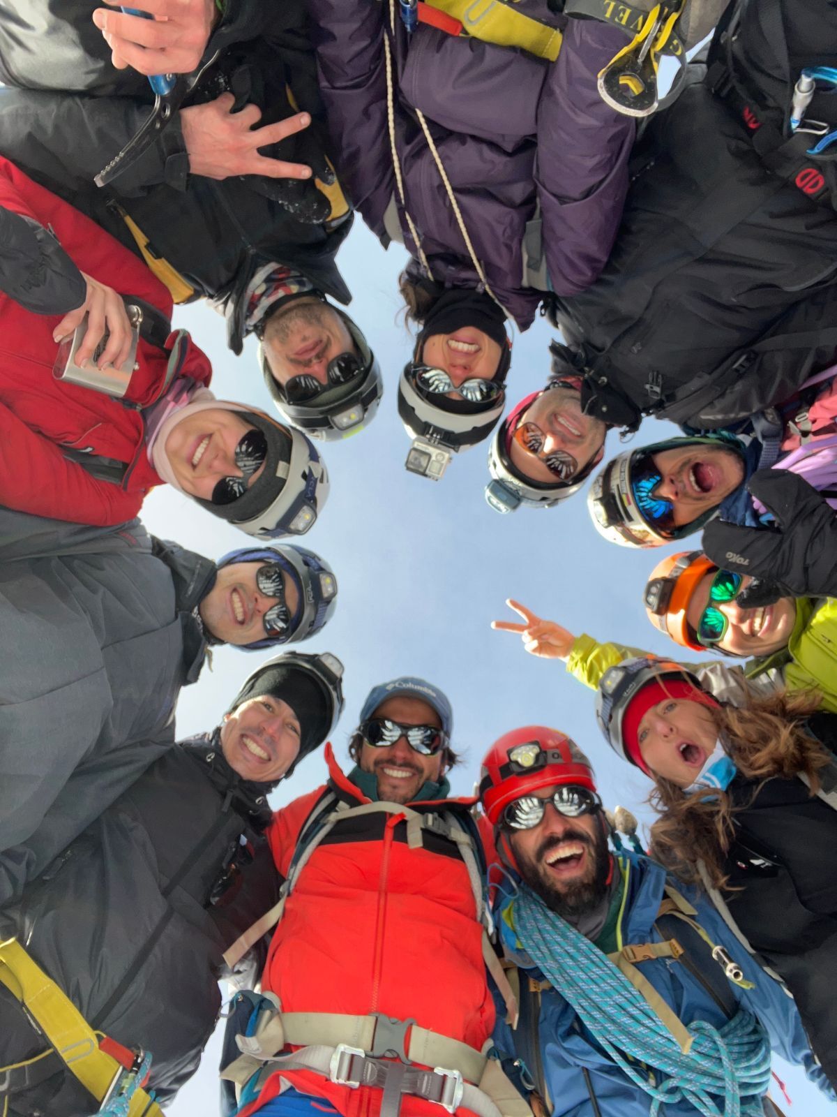 Equipo Cordillera celebrando en el Tolima