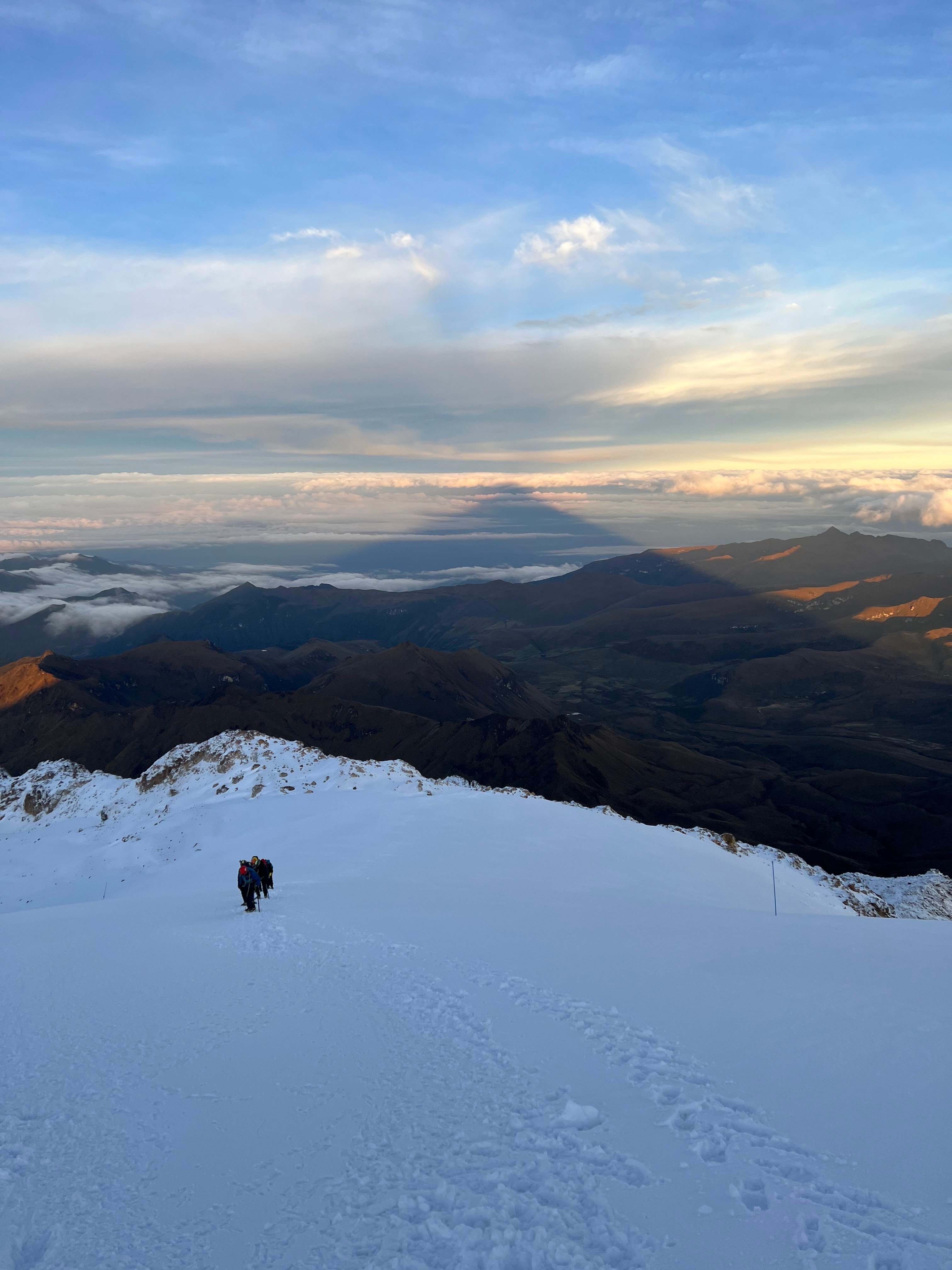 Cordada en el glaciar del Nevado del Tolima al amanecer